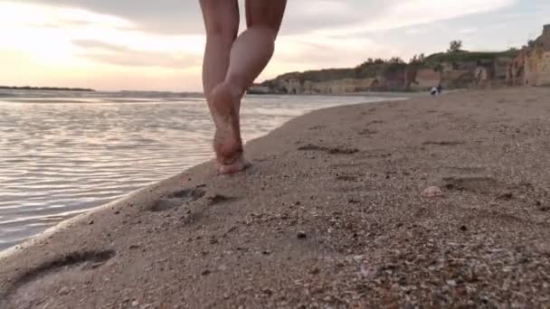 Крупный План Дна Ноги Девушки Идущей Босиком Берегу Пляжа Анцио — стоковое видео