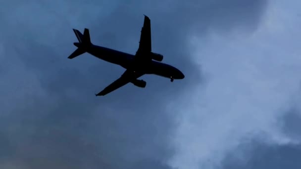 Ostia Antica Şehrinde Alçak Irtifada Uçan Uçak — Stok video