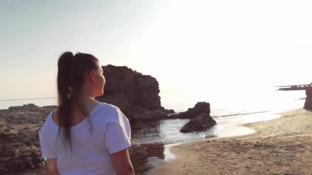 Una Ragazza Che Cammina Sulla Spiaggia Sola Tramonto Con Rocce — Video Stock