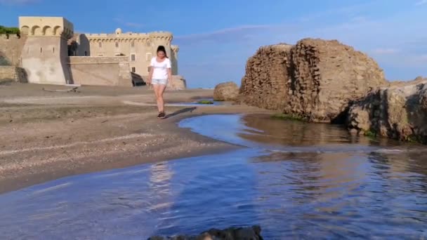 Ragazza Sola Che Raccoglie Conchiglie Sulla Spiaggia Ladispoli Con Castello — Video Stock