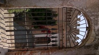 Ostia Antica köyündeki ortaçağ kalesinin kapısının dikey videosu.