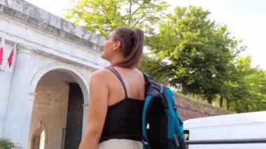Lucca İtalya, 21 Temmuz 2023: Porta Elisa 'nın önünde yürüyen bir kızın yakın çekimi