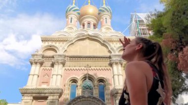 Sanremo İtalya, 10 Ağustos 2023: Kız aşağıdaki Rus Sanremo kilisesine bakıyor.