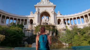 Longchamp Sarayı 'nın göletine doğru yürüyen turist kız.