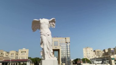 Montpellier Fransa, Eylül 04 2023: Antigone mahallesindeki başsız Samothrace nike heykeli