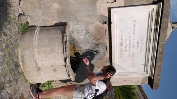Ostia Antica Italy May 2023 Vertical Video Girl Drinking Fountain — 图库视频影像