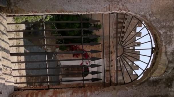 Ostia Antica Köyündeki Ortaçağ Kalesinin Kapısının Dikey Videosu — Stok video
