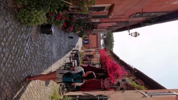 オシア アンティカ イタリア 2023年5月29日 花の路地を訪れる村の少女の垂直ビデオ — ストック動画