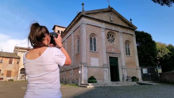 Ostia Antica意大利 2023年5月29日 一位拍摄古代村落中世纪教堂的女游客 — 图库视频影像