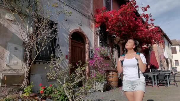 Ostia Antica Ιταλία Μαΐου 2023 Ένα Κορίτσι Στο Σοκάκι Έντονα — Αρχείο Βίντεο