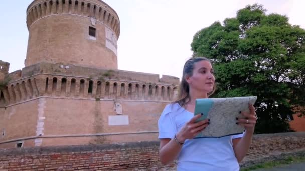 Ostia Antica Nın Ortaçağ Köyündeki Şatonun Önündeki Haritaya Bakıp Kendini — Stok video