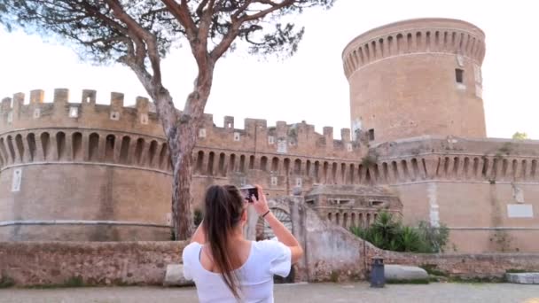 Uma Menina Fotografando Castelo Aldeia Ostia Antica Com Smartphone — Vídeo de Stock