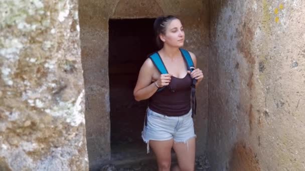 Turist Flicka Med Ryggsäck Som Kommer Antik Etruskisk Katakomb Cerveteri — Stockvideo