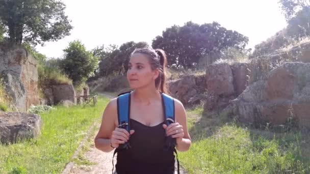 Turystka Plecakiem Spacerująca Zachodzącym Słońcem Drodze Cmentarza Etruskiego Cerveteri — Wideo stockowe