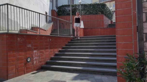 Montalto Castro Itálie Června 2023 Dívka Sestupující Schodů Městě Montalto — Stock video