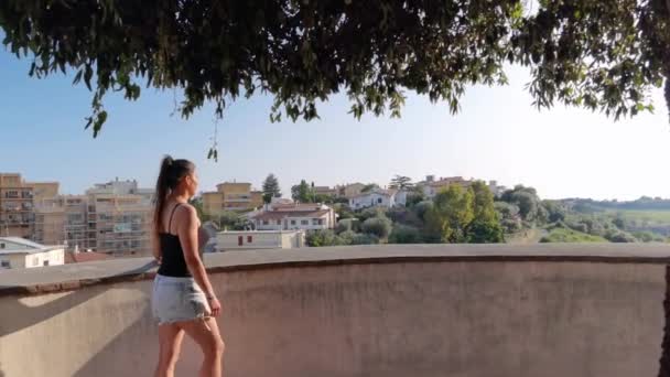 Chica Caminando Terraza Con Vistas Panorámica Verde Montalto Castro — Vídeo de stock