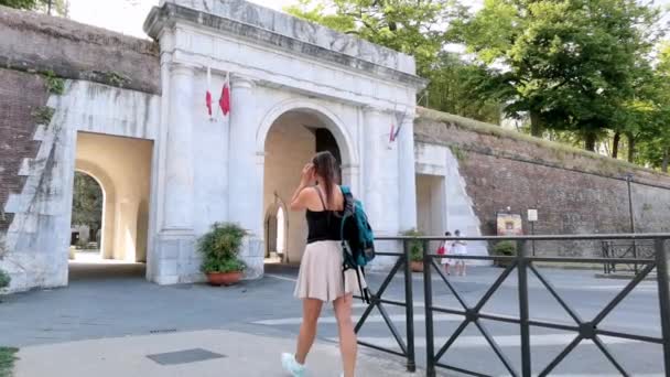 Lucca Italien Juli 2023 Mädchen Läuft Auf Der Straße Vor — Stockvideo