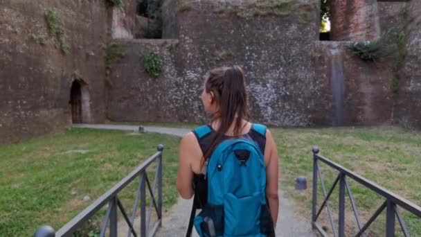 Ένα Τουριστικό Κορίτσι Πόδια Στο Πάρκο Lucca Δίπλα Στα Ιστορικά — Αρχείο Βίντεο