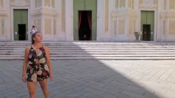 フィンレ リグレ イタリア 2023 ジョヴァンニ バティスタ教会の前を歩く少女 — ストック動画