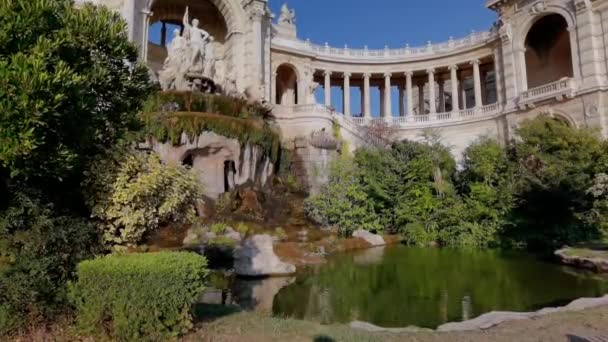 Vista Para Lago Centro Palácio Longchamp Com Estátua Acima — Vídeo de Stock