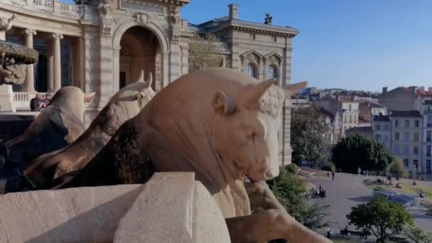 Marseille Frankrike Augusti 2023 Statyerna Föreställer Tjurarna Longchamp Palace — Stockvideo