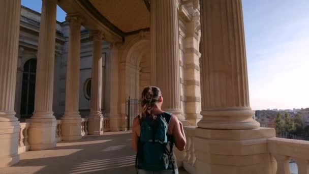 Turist Flicka Promenader Längs Korridoren Longchamp Palace Passerar Mellan Kolumnerna — Stockvideo