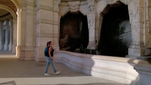 Turist Flicka Promenader Och Observera Den Inre Strukturen Longchamp Palace — Stockvideo