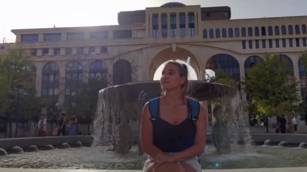 Montpellier Frankreich September 2023 Ein Mädchen Sitzt Brunnenrand Der Wohnanlage — Stockvideo