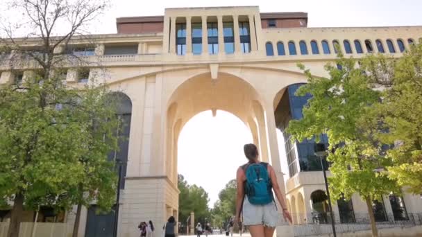 Montpellier França Setembro 2023 Menina Caminhando Direção Arco Complexo Residencial — Vídeo de Stock