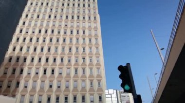 Montpellier Fransa, Eylül 04 2023: Çoklu binaların dikey görünümlü alt görünümü