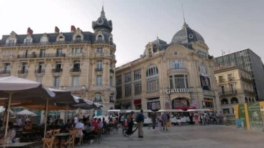 Montpellier Fransa, Eylül 04 2023: insanların komedi meydanına girip çıkmaları