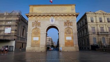 Montpellier Fransa, Eylül 04 2023: Bazı arabalar kemerin içinden geçerken büyük antik bir zafer kemeri