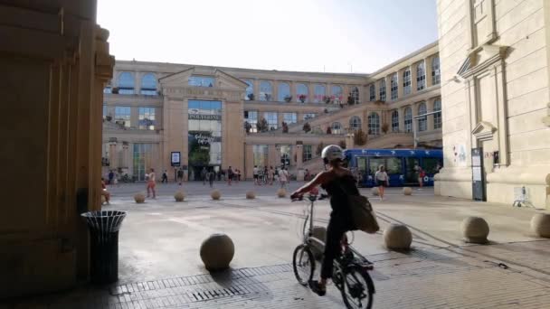Montpellier França Setembro 2023 Bonde Que Passa Frente Centro Comercial — Vídeo de Stock