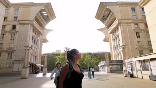Montpellier Frankreich September 2023 Mädchen Spazieren Und Beobachten Die Umwelt — Stockvideo
