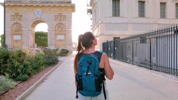Uma Menina Turista Fotografar Antigo Histórico Tribunal Montpellier França Com — Vídeo de Stock