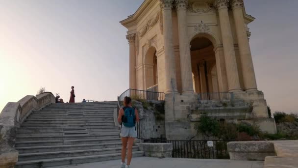 Montpellier Frankrike September 2023 Flicka Promenader Mot Antik Romersk Akvedukt — Stockvideo