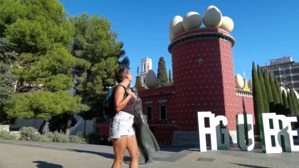 Figueres Spania Septembrie 2023 Fată Mergând Fața Muzeului Salvador Dali — Videoclip de stoc