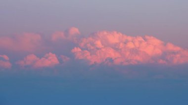 Bulutlar Atlantik Okyanusu üzerinde Groton, Connecticut 'ta gün batımında Avery Point' te yol alırlar. Yüksek Kalite Zaman Kaynağı.