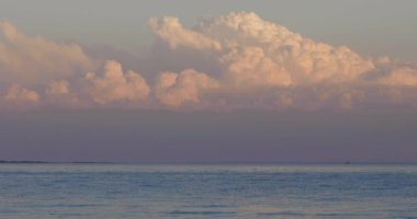 Bulutlar Atlantik Okyanusu üzerinde Groton, Connecticut 'ta gün batımında Avery Point' te yol alırlar. Yüksek Kalite 4k Video. 