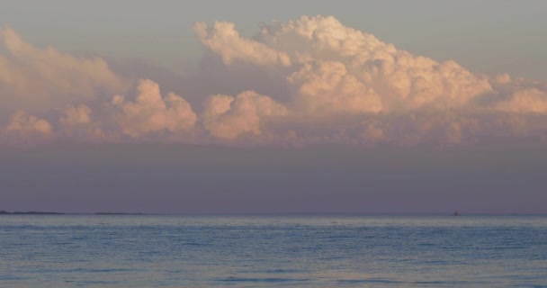 Wolken Ziehen Himmel Über Dem Atlantik Avery Point Bei Sonnenuntergang — Stockvideo
