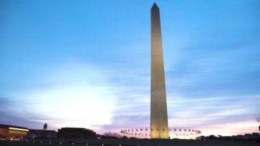 Washington, DC 'deki Washington Anıtı' nda güzel bir gün doğumu gerçekleşiyor. Geniş açı. Yüksek kalite 4k video. 