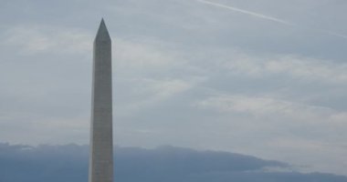 Washington DC 'deki Washington Anıtı bulutlu bir günde bulutlarla kaplı. Jefferson Anıtı 'ndan alındı.. 