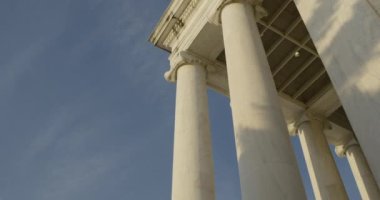 Güneşli bir günde Washington DC 'deki Jefferson Memorial manzarası. Yüksek Kalite 4k ortam.
