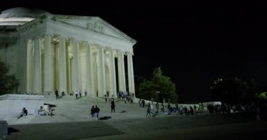 Jefferson Memorial 'ın sol dış görüntüsü gece Washington DC' de çekildi. Yüksek kalite 4k video. 
