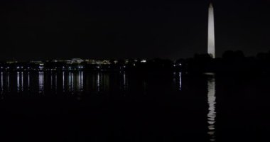 Washington Anıtı, gece Washington DC 'deki gelgit havzasının karşı kıyısında. Yüksek Kalite 4k Video. 