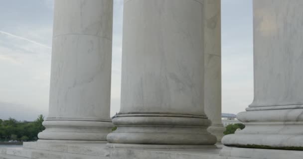 Monumento Washington Mostrado Lado Dos Pilares Memorial Jefferson Dia Nublado — Vídeo de Stock