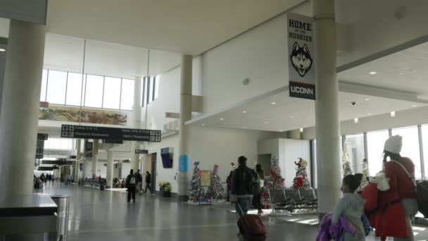 Mensen Lopen Rond Bradley Airport Tijdens Kerst Rush Windsor Locks — Stockvideo