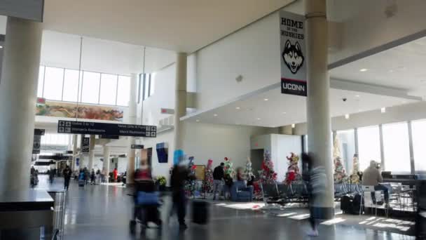 사람들은 코네티컷의 로크에 브래들리 공항의 정문으로 걸어간다 고품질 미터기 — 비디오