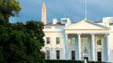 Washington DC 'de güzel bir bahar gecesinde Beyaz Saray. Hava yelkeni atışı. Burası Birleşik Devletler Başkanı 'nın evi. Yüksek kalite 6k 4k video. 