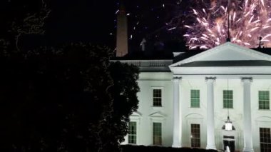 Washington DC 'deki Beyaz Saray' da gece havai fişekler havada uçuşuyordu. Geceleyin çekilmiş. Yüksek kalite 4k görüntü.